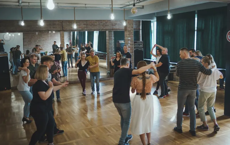 Sala taneczna Area Dance przy ul. Gajowej 34 w Bydgoszczy - pary podczas zajęć